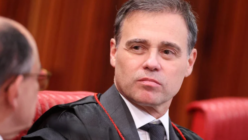   Impulsionado pela recente exposição de seu nome em relatórios sigilosos e áudios vazados envolvendo o banqueiro Daniel Vorcaro, o ministro André Mendonça, do STF, afastou preventivamente o diretor-geral da Polícia Federal, Andrei Rodrigues, e o diretor de Inteligência, Leandro Almada da Costa. A decisão ordena que a Corregedoria instaure investigações criminais e disciplinares imediatas para passar a limpo a conduta da cúpula da corporação. 