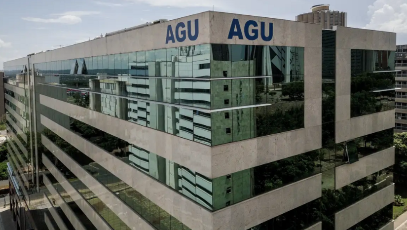   Em resposta ao ministro André Mendonça, que determinou o afastamento da cúpula da Polícia Federal, a Advocacia-Geral da União (AGU) acionou o presidente do STF, Edson Fachin. O órgão de defesa do governo exige o retorno imediato do diretor-geral Andrei Rodrigues e do chefe de inteligência Leandro Almada aos seus postos. A alegação central é que a medida liminar invade competências exclusivas da Presidência da República e provoca grave desordem institucional. A disputa jurídica se intensificou após desdobramentos sigilosos envolvendo o inquérito das Fake News e a Operação Compliance Zero.