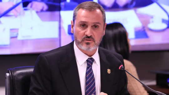   Uma decisão do STF reverteu o comando da Polícia Federal, após o ministro Flávio Dino reconduzir Andrei Rodrigues e Leandro Almada aos seus cargos de direção. Dino anulou o afastamento anterior decretado por André Mendonça, apontando "atropelos processuais", falta de competência do colega e ilegitimidade do partido Novo no caso criminal. A medida buscou evitar a paralisia de investigações sensíveis que correm na corporação em meio a uma crise institucional que expõe divisões na Corte. Diante do conflito, o ministro determinou que a controvérsia jurídica seja julgada em definitivo pelo plenário do tribunal.