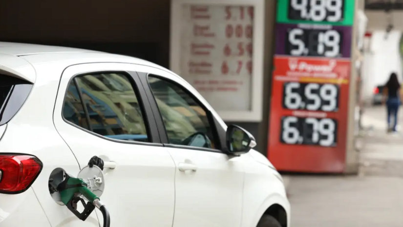   Para conter os impactos da volatilidade internacional do petróleo, o Governo Federal reduziu em R$ 0,63 os tributos sobre a gasolina e zerou as alíquotas do etanol hidratado até 5 de outubro. Além disso, o governo editou uma medida provisória que concede uma subvenção temporária de R$ 1,00 por litro para o óleo diesel rodoviário. Essas ações urgentes visam amortecer no mercado doméstico os efeitos dos conflitos geopolíticos que elevaram o barril de petróleo Brent para a faixa de US$ 100. Por fim, caberá à ANP fiscalizar os repasses e garantir que os descontos cheguem na nota fiscal do consumidor.