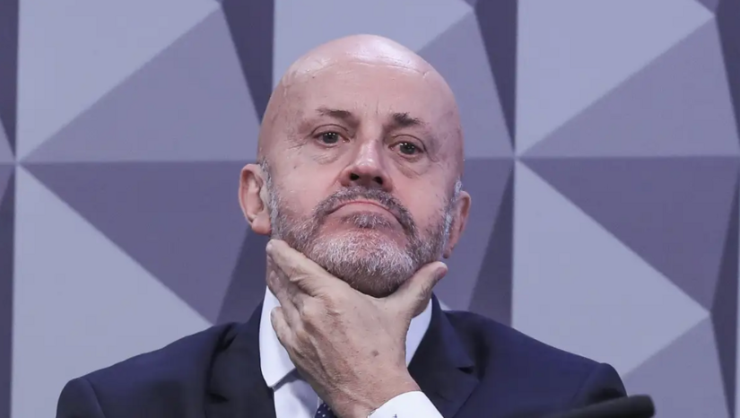   Por decisão do ministro André Mendonça, do STF, dois alvos da Operação Sem Desconto deixaram a prisão preventiva: o investigado Romeu Carvalho Antunes e o ex-procurador-geral do INSS, Virgílio Antônio. A detenção foi substituída por medidas restritivas, incluindo o uso de tornozeleira eletrônica e o bloqueio de acesso às instalações do INSS e da Dataprev. O magistrado destacou o avanço das apurações de fraudes e o delicado quadro de saúde renal de Romeu para conceder a liberdade. A liberação dos suspeitos ocorreu de forma contrária ao parecer da PGR, que defendia a manutenção da prisão preventiva.