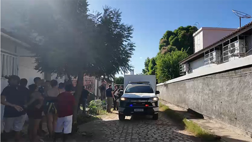   A Policia Militar foi acionada para a ocorrência perto da Creche da Comunidade do Ouro Negro, que fica no bairro Aeroporto, em Mossoró, durante a madrugada deste domingo, dia 13. No local, encontraram indícios de que o adolescente Francisco Lenilton Nunes, de 15 anos, foi morto a paulada e depois teve o corpo carbonizado. O caso será investigado pela Divisão de Homicídios e Proteção à Pessoa de Mossoró. Veja também outras três ocorrências de homicídios nas últimas 36 horas em Mossoró, Grossos e Apodi.