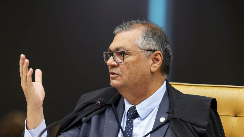   A produção cinematográfica Dark Horse, sobre a vida do ex-presidente Jair Bolsonaro, tornou-se o centro de uma apuração que investiga o desvio irregular de R$ 2 milhões originados de emendas parlamentares do deputado Mário Frias. Diante dos indícios levantados pela PF e pela CGU, o ministro Flávio Dino determinou a quebra total de sigilo do material apreendido e ordenou que a polícia de São Paulo envie todos os dados brutos de celulares dos investigados para a corporação federal. A decisão baseia-se em um novo entendimento de transparência do STF, assegurando ampla publicidade a nomes, dados financeiros e conversas envolvidas no caso.