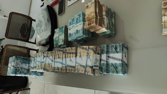   Mais de R$ 1,5 milhão em espécie foram apreendidos pela Polícia Federal durante a Operação Sem Lastro, que investiga crimes de falsidade ideológica e caixa dois em campanhas no Rio Grande do Norte. A ação cumpriu dois mandados de busca e apreensão em Natal, recolhendo também documentos e aparelhos eletrônicos. O principal alvo da apuração é um servidor público estadual que realizou saques em dinheiro vivo incompatíveis com o patrimônio declarado à Justiça Eleitoral.