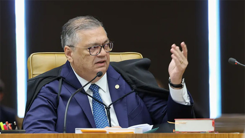   Os votos pelo julgamento conjunto foram proferidos pelos ministros Cristiano Zanin, Alexandre de Moraes e Gilmar Mendes. Apesar de ter defendido o julgamento conjunto, Dino pediu para não computar sua posição no placar provisório por ter pedido vista. O presidente do STF, Edson Fachin, Luiz Fux, Cármen Lúcia e André Mendonça votaram pelo julgamento separado.