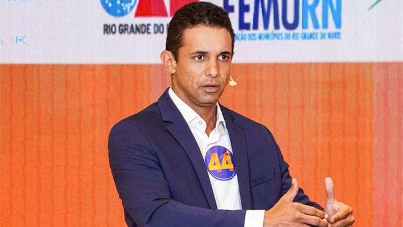   O candidato ressaltou que não se trata de recursos extras ou auxílio financeiro, mas de valores pertencentes por direito constitucional aos municípios, incluindo transferências de ICMS, saúde, Fundeb e outras áreas.  “São recursos obrigatórios, previstos na Constituição. Esse dinheiro está fazendo falta na saúde, na educação, na assistência social e até no pagamento dos servidores municipais”, afirmou Allyson.  Segundo o candidato, a retenção desses valores demonstra como a desorganização financeira do Estado prejudica as cidades e afeta diretamente quem depende dos serviços públicos. Allyson lembrou que enfrentou atrasos constantes nos repasses quando esteve à frente da Prefeitura de Mossoró.