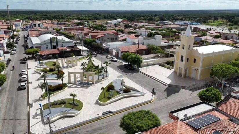   Upanema celebrou seus 73 anos de emancipação política consolidando sua forte vocação para a fruticultura irrigada e a atração de novos empreendimentos privados. O prefeito Renan Mendonça Fernandes destacou investimentos estruturais de destaque, como a ampliação de creches e as obras do novo hospital municipal de R$ 6 milhões voltado para cirurgias eletivas. A história da jovem cidade do Oeste potiguar, que avança em ritmo acelerado na saúde e na educação, carrega a ancestralidade e a identidade dos indígenas Pêgas.