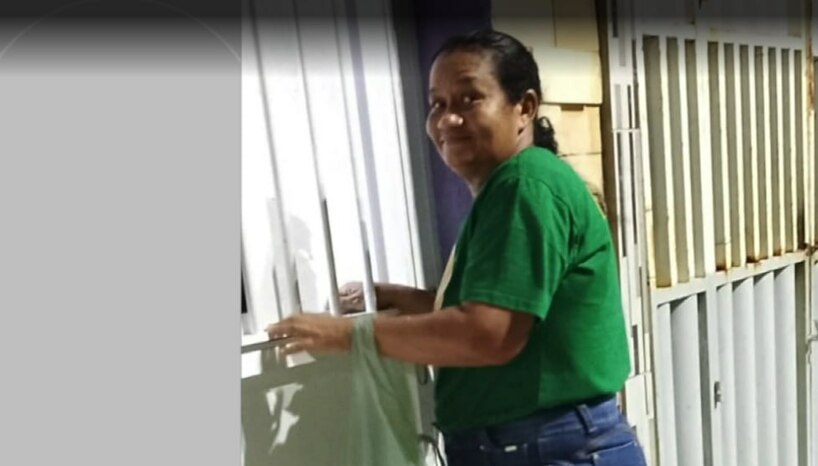   A Polícia Civil do RN prendeu em flagrante Fabio da Silva Felipe, 34, por assassinar a esposa, Sueli Pinto do Nascimento, com mais de 50 facadas em Macau. O crime foi motivado por ciúmes após o fim do relacionamento. O suspeito, que já tinha antecedentes criminais e usava tornozeleira eletrônica, resistiu à abordagem policial, mas acabou se entregando e foi encaminhado ao sistema prisional.