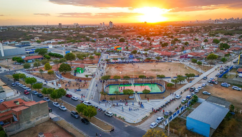   Com área de mais de 15 mil metros quadrados, o o novo complexo esportivo e de lazer do bairro Vingt Rosado recebeu investimento superior a R$ 2 milhões. A intervenção contemplou a revitalização das estruturas existentes e a criação de novos ambientes, incluindo quadra poliesportiva para futsal e basquete, quadra de vôlei, campo de futebol de areia, academia ao ar livre, playground infantil e Pet Place. O prefeito Marcos Medeiros fala em melhora na qualidade de vida e que ficou emocionado com a trabalho realizado na estrutura e agradeceu a equipe pelo resultado. 