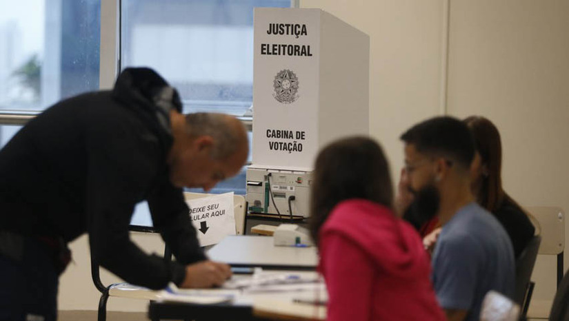   O Código Eleitoral estabelece imunidade temporária que proíbe a prisão de candidatos, eleitores, mesários e fiscais no período que cerca as votações para garantir o equilíbrio do pleito e o livre exercício do voto. A proteção é flexibilizada em casos de flagrante delito, descumprimento de salvo-conduto ou condenação por crime inafiançável.