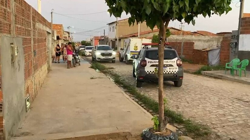   Número de ocorrências desta natureza chega a 116 nos primeiros nove meses de 2026. Alessandro Augusto de Medeiros, de 19 anos, que trabalhava fazendo entregas num moto, foi executado com três tiros enquanto dormia em uma rede dentro de sua própria casa, no bairro Sumaré. No momento do ataque, havia também na casa a mãe da vítima, a irmão e o padrastro, que estavam no imóvel e presenciaram a invasão dos atiradores na madrugada desta quarta-feira (23).