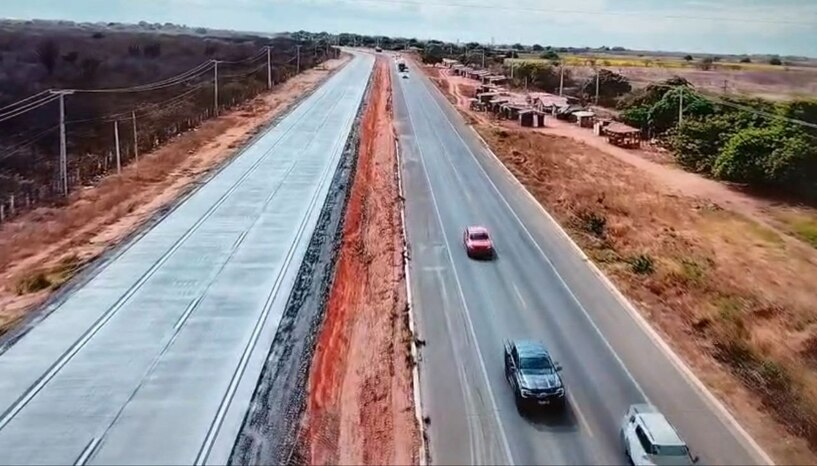   A liberação dos primeiros 10 quilômetros da duplicação da BR-304 nesta quarta-feira (30), no trecho entre Assú e Mossoró, marca um avanço crucial para a principal artéria econômica e de transporte do Rio Grande do Norte. O andamento atual da infraestrutura é fruto de uma articulação histórica iniciada no Senado entre 2019 e 2020 por Jean Paul Prates, responsável por aprovar as emendas que destravaram o projeto. 