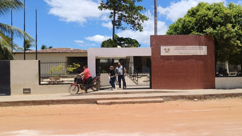   Inspeção da Vigilância em Saúde de Mossoró (RN), solicitada pelo Ministério Público, detectou que a água de duas escolas estaduais da zona rural está fora dos padrões de potabilidade. Os laudos do laboratório de referência indicaram interferências na qualidade do recurso, o que pode favorecer o surgimento de cálculos renais nos estudantes devido à alta concentração de sais. O órgão municipal emitiu termos de fiscalização e investigará todo o percurso da água — que envolve poços comunitários e cisternas — para identificar a origem do problema, articulando medidas corretivas com as associações locais e a Secretaria de Agricultura antes de realizar uma nova coleta de checagem.