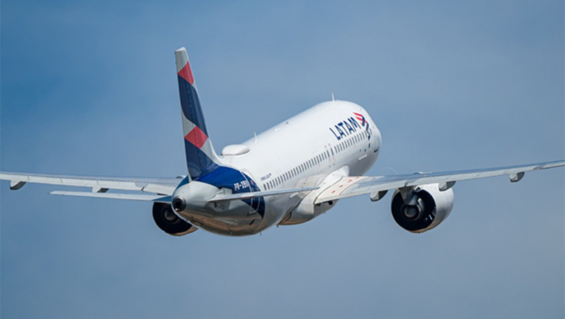   O Governo do Rio Grande do Norte anunciou uma nova rota aérea da LATAM ligando o Aeroporto Dix-Sept Rosado, em Mossoró, ao Aeroporto Internacional de Guarulhos, em São Paulo. Com início previsto para junho de 2027 e três frequências semanais, as passagens começarão a ser vendidas em novembro de 2026. A nova operação foi impulsionada por incentivos de ICMS sobre o combustível de aviação concedidos pelo Estado. O voo amplia a conectividade do Oeste potiguar com destinos nacionais e internacionais, impulsionando o turismo e a economia da região. A novidade acompanha as obras de ampliação e modernização do aeroporto de Mossoró, conduzidas pela Infraero e prevostas para outubro.