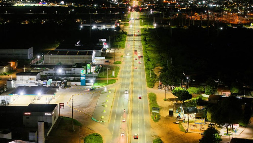   A obra recebeu investimento de R$ 14 milhões, totalmente custeado com recursos próprios do município, e conta com 1.500 luminárias de LED de 200 watts. A nova iluminação melhora a visibilidade da rodovia, aumenta a segurança de motoristas e pedestres e contribui para a redução do risco de acidentes e mortes.