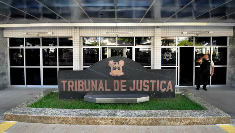   A sentença de primeiro grau, proferida pela Vara Única da Comarca de Campo Grande, condenou o município a pagar duas indenizações: uma por danos morais no valor R$ 40 mil e outra por danos estéticos na quantia de R$ 13.500,00. Segundo foi narrado nos autos, o paciente foi até um hospital municipal em Almino Afonso para realizar uma cirurgia de catarata no olho direito. Informou que o procedimento foi executado no dia 8 de abril de 2022 e que, dois dias após a cirurgia, apresentou fortes dores de cabeça.