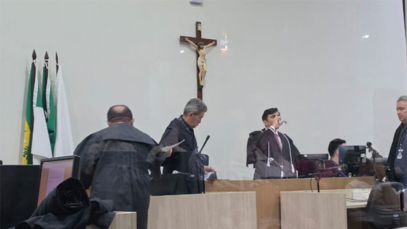   O MPRN colocou na denuncia que o réu Adriano Sousa da Silva desferiu cutiladas com uma faca de cortar pão no colega de trabalho José Edilson Pereira, por este ter reclamado com seu sobrinho, pedindo que parasse de bater boca no local. Adriano, ainda segundo a denúncia, teria aguardado o colega de trabalho ir dormir numa rede para atacá-lo com a faca de cortar pão. O júri começa de 9 horas, sob a presidência do juiz José Ronivon.