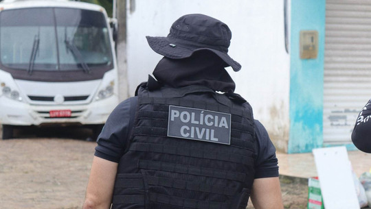   A Polícia Civil do Rio Grande do Norte investiga um conselheiro tutelar de 28 anos por falsidade ideológica e denunciação caluniosa tentada, após o uso da estrutura do órgão para enviar uma denúncia falsa contra uma adolescente e sua família. A Justiça determinou o afastamento cautelar do investigado e concedeu medidas protetivas às vítimas.