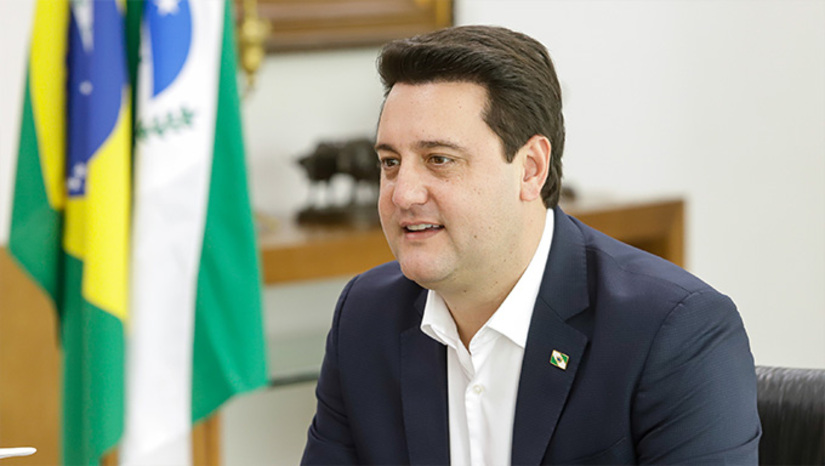   A entrada do ex-governador do Paraná e ex-presidenciável Ratinho Junior no grupo de apoio a Flávio Bolsonaro (PL) pode ser entendida como um pé de Gilberto Kassab, o cacique do PSD, num eventual Governo bolsonarista. Ratinho pontuava bem nas pesquisas eleitorais até desistir por questões pessoais – o que não apagou seu poder de articulação. A despeito de seu candidato ter perdido o Governo do Estado, conta com centenas de prefeitos aliados, outros tantos nacionais pela legenda e pode ter ingerência nas pastas do agronegócio e empreendedorismo. Ratinho Junior não pediu nada, por ora. Quer ajudar, mas sua estreia na articulação pode afetar as intenções da Frente Parlamentar da Agricultura em emplacar seu conterrâneo Pedro Lupion no MAPA.  Mais, na COLUNA ESPLANADA