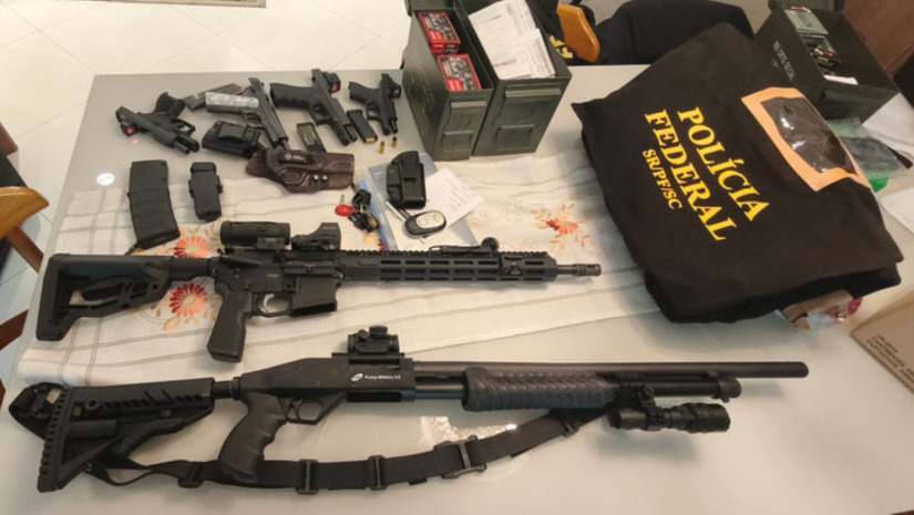   A Força Integrada de Combate ao Crime Organizado cumpre 46 mandados judiciais em cinco estados do país, incluindo o RN. As medidas incluem a transferência de líderes para o sistema federal e o bloqueio de R$ 187 milhões em bens. A investigação aponta que a organização criminosa trazia drogas da Bolívia e do Peru para distribuição nacional.