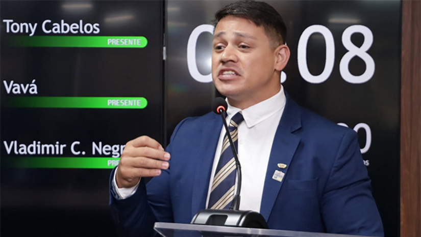   Desembargador acolhe pedido de urgência feito pela defesa do parlamentar. A decisão interrompe de imediato a extinção do mandato por infidelidade partidária. A Câmara Municipal de Mossoró anula a convocação de suplente que assumiria a vaga. Atos administrativos são publicados para garantir o retorno imediato ao exercício do cargo.