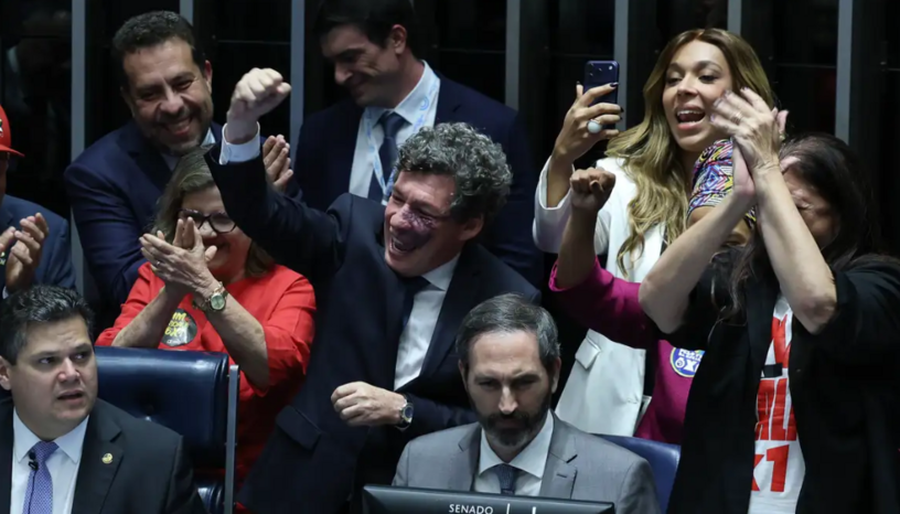   O Senado Federal aprovou a Proposta de Emenda à Constituição (PEC) que extingue a escala de trabalho 6x1, estabelecendo o modelo obrigatório de cinco dias de trabalho por dois de descanso e a redução da jornada máxima de 44 para 40 horas semanais. A transição total ocorrerá em 14 meses, com uma primeira fase em 60 dias que reduz o limite para 42 horas semanais, impactando mais de 26 milhões de trabalhadores em todo o país.