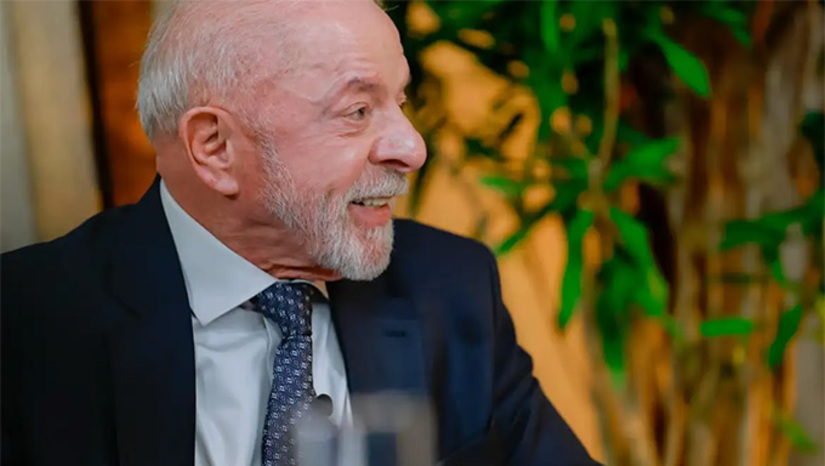   Lula também desafiou, o adversário, Flávio Bolsonaro (PL), a abrir seu sigilo bancário e fiscal. O desafio foi feito nesta segunda-feira (19) em Porto Alegre onde Lula participou de um ato no Centro Histórico da cidade.  “Eu vou entregar isso amanhã, no Tribunal Eleitoral, na expectativa de que o candidato adversário apresente a abertura do seu sigilo, das suas empresas e da sua família. E por que que eu estou fazendo isso? Porque é preciso de uma vez por toda acabar com a história de ladrão ficar chamando gente honesta de ladrão”, disse. “A única coisa que eu estou pedindo é que ele [Flávio Bolsonaro] tenha a coragem de provar que é honesto”, emendou. 