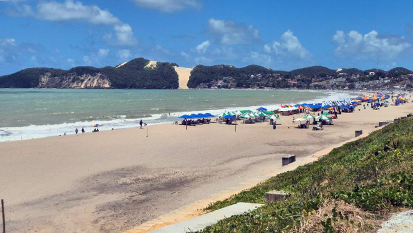   A BR-101 entre Recife e Natal é duplicada em quase toda a extensão e atravessa o litoral de Pernambuco, Paraíba e Rio Grande do Norte. As paradas mais comuns dos semidiretos são Goiana, Mamanguape, João Pessoa e Parnamirim. Em época de chuva no litoral nordestino, entre abril e julho, os trechos de obra podem acrescentar meia hora à viagem. Nos serviços noturnos, a estrada vazia compensa boa parte dessa variação.