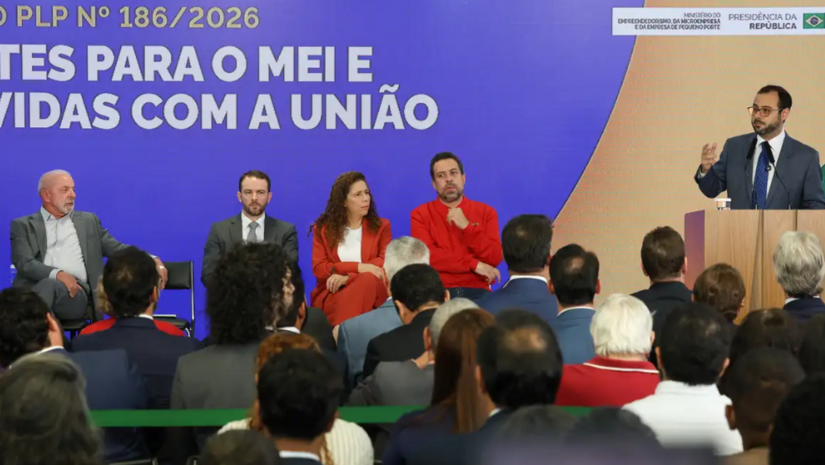   Nova legislação eleva limite anual de receita para R$ 110 mil em 2027 e prevê teto de R$ 140 mil a partir de 2028. O pacote limpa débitos de 3,6 milhões de microempreendedores e autoriza a contratação de até dois funcionários. O decreto presidencial dispensa emissão de nota fiscal para pessoas físicas e cria a categoria dos nanoempreendedores. O programa projeta auxílio financeiro de até R$ 5 mil e renegociação de débitos bancários com descontos de 90%.