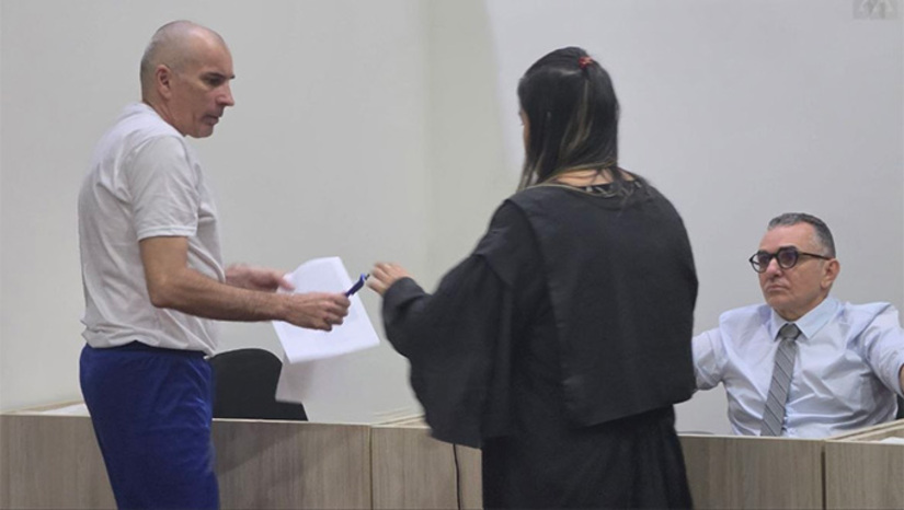  Luiz Alexandre foi levado a julgamento pelos crimes de tentativa de feminicídio contra a sua irmã, Maria Adriana, e de ameaças contra ela e o marido dela, Sids Duarte. Os fatos ocorreram no dia 15 de dezembro de 2025, no bairro Aeroporto, em Mossoró-RN. A acusação em plenário foi formulada pelo promotor de Justiça Italo Moreira Martins, enquanto a defesa do réu coube ao defensor público Serjano Torquato.  O julgamento, iniciado às 9h, encerrou-se por volta das 15h. O Conselho de Sentença absolveu o réu da acusação de tentativa de feminicídio, mas o condenou pelo crime de ameaça contra a irmã. Pelo delito remanescente, a pena fixada foi de pouco mais de um mês de prisão. Como já aguardava o julgamento preso há quase um ano, o réu foi posto em liberdade.