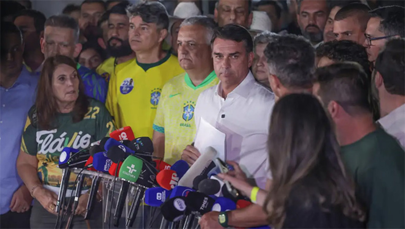   Decisão está em segredo de Justiça e foi divulgada pelo senador.  "Hoje de manhã, eu fui visitar meu pai. Quando eu estava saindo, a Polícia Federal do Lula estava na porta da casa dele e, no meio da rua, eu fui intimado a entregar meus passaportes e também estou proibido de deixar o país", relatou o senador Flávio Bolsonaro. 