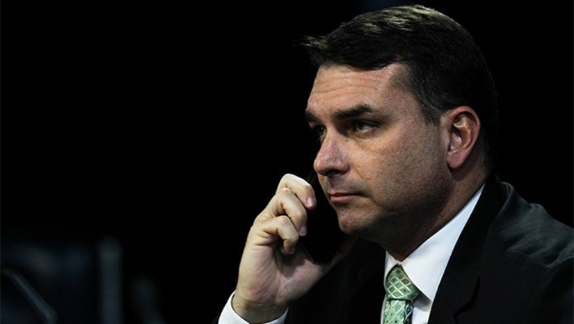   As empresas .bet tinham esperança na vitória de Flávio Bolsonaro para que o setor retomasse suas operações legais na 1ª quinzena de janeiro, por decreto presidencial. O segmento tem um estudo muito completo de como a ilegalidade voltou a prejudicar os apostadores, como falta de acompanhamento de ludopatas em parceria com o SUS, e o efeito direto nos negócios – pelo menos 85 empresas pagaram R$ 30 milhões de concessão à Fazenda e não terão reembolso. As plataformas de apostas já pagaram R$ 11 bilhões ao Tesouro em impostos até setembro, e a previsão era chegar a R$ 15 bilhões na arrecadação para o Governo até dezembro. Um cenário preocupante é que desde o decreto de Lula da Silva proibindo essas .bet, as empresas já demitiram cerca de quatro mil profissionais no Brasil. Mais, na COLUNA ESPLANADA