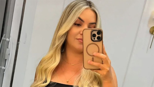   Ataque contra Jéssica Kaliane, 32, ocorreu no bairro Dom Jaime Câmara; suspeito fugiu de moto e polícia investiga o caso como tentativa de feminicídio. Crime coincide com período de alta nas notificações de agressões graves contra mulheres em solo potiguar, na contramão de recuos nacionais. Vítima passou por UPA, foi transferida em estado grave para o Hospital Regional Tarcísio Maia e deu entrada diretamente no centro cirúrgico.