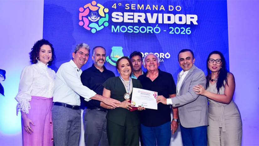   “Esse é o primeiro ano em que teremos a medalha de reconhecimento ao servidor público. Uma forma de valorizar e reconhecer o trabalho daqueles que são a porta de entrada ao atendimento prestado à população. A entrada dos novos servidores por meio dos concursos realizados trouxe novas demandas e desafios para a Prefeitura, os quais a gestão tem acompanhado, ampliando os planos de cargos e carreiras e a valorização salarial”, declarou Alexandra Dantas, secretária da Segepe.