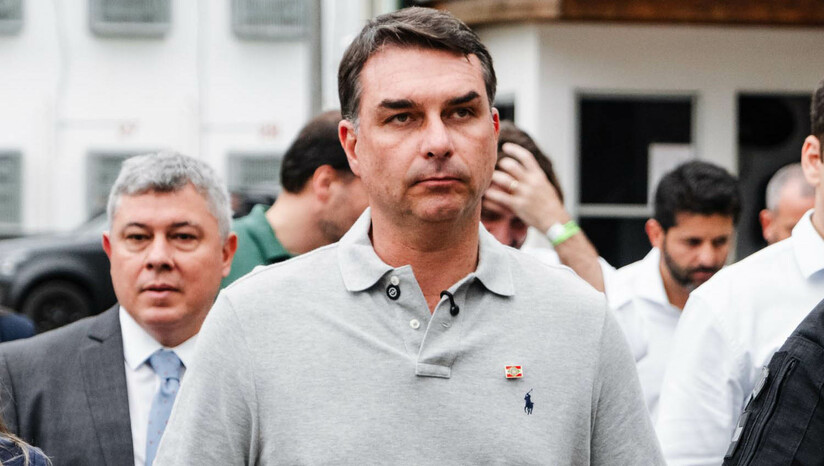   Após burlar ordem do STF, senador deixa o país via Argentina e Equador com visto concedido pelo governo Trump; em texto editado meia hora depois do envio, parlamentar se declarava o "verdadeiro presidente eleito", atacava o Judiciário e agradecia apoio de líderes estrangeiros, enquanto ala democrata nos Estados Unidos criticava a recepção ao brasileiro investigado por lavagem de dinheiro.