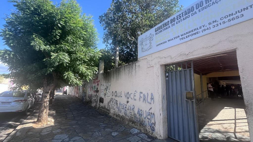   Iniciativa orienta retorno discente no prazo de 10 dias e fixa período de 90 dias para obras definitivas. da base da caixa d’água desabou no estabelecimento de ensino. O bloco de concreto rompeu a tubulação de distribuição e danificou a estrutura do banheiro masculino. Diante da interdição das dependências e da falta de abastecimento de água, as atividades presenciais cessaram. Desde então, os estudantes passaram ao ensino remoto.