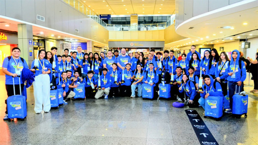   A equipe composta por 39 alunos conquistou 12 medalhas de ouro, uma de prata e estão na categoria top 10 nacional. A comitiva, composta pelos 39 alunos, professores e técnicos da Secretaria Municipal de Educação (SME), saiu de Mossoró na noite do dia 25 e desembarcou no Aeroporto Internacional de Fortaleza Pinto Martins às 2h35 da madrugada desta sexta feira (30). Alunos, professores e representantes da SME foram recepcionados pelos familiares em clima de muita comemoração e emoção para receber os campeões mossoroenses da Obafog 2026.