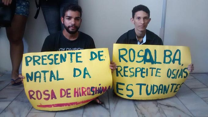 Imagem 1 -  Estagiários fazem protesto contra rescisões: "Presente da Rosa de Hiroshima"